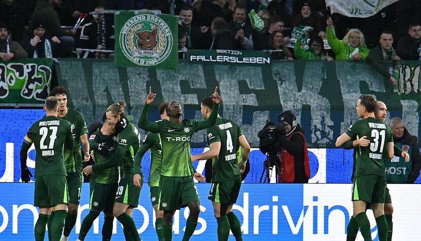 Wolfsburg holt den ersten Heimsieg nach fast elf Monaten. Wolfsburg holt den ersten Heimsieg nach fast elf Monaten.