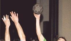 Jedes Tor zählt im Abstiegskampf - auch dieses. Andreas Krieg trifft beim 28:20-Heimsieg gegen Nordheim fünfmal ins Schwarze.Foto: Archiv/Krüger