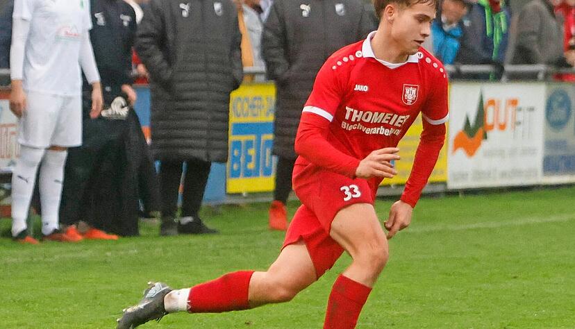 Jakob Stadtmüller erzielt den Gommersdorfer Siegtreffer beim Duell gegen den SV Spielberg. Der VfR steht nun mit 18 Punkten nach der Hinrunde da und kann zufrieden sein.
Foto: Marc Schmerbeck