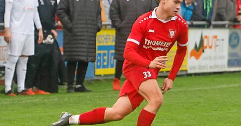 Jakob Stadtmüller erzielt den Gommersdorfer Siegtreffer beim Duell gegen den SV Spielberg. Der VfR steht nun mit 18 Punkten nach der Hinrunde da und kann zufrieden sein.
Foto: Marc Schmerbeck Jakob Stadtmüller erzielt den Gommersdorfer Siegtreffer beim Duell gegen den SV Spielberg. Der VfR steht nun mit 18 Punkten nach der Hinrunde da und kann zufrieden sein.
Foto: Marc Schmerbeck