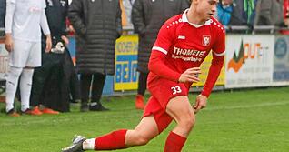 Jakob Stadtmüller erzielt den Gommersdorfer Siegtreffer beim Duell gegen den SV Spielberg. Der VfR steht nun mit 18 Punkten nach der Hinrunde da und kann zufrieden sein.
Foto: Marc Schmerbeck