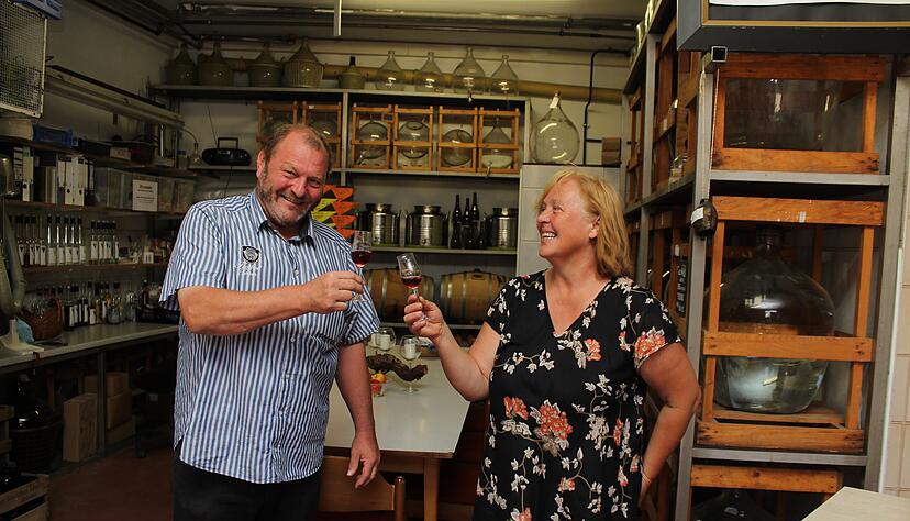 Zigarrenbrände: Beate und Heiner Schiefer testen ihre geistreichen Produkte. Den rauchigen Titel haben sie gewählt, um den bewussten Genuss zu verdeutlichen: Eine Zigarre schmaucht man ja auch nicht mal so nebenbei.
Fotos: Jörg Kühl Zigarrenbrände: Beate und Heiner Schiefer testen ihre geistreichen Produkte. Den rauchigen Titel haben sie gewählt, um den bewussten Genuss zu verdeutlichen: Eine Zigarre schmaucht man ja auch nicht mal so nebenbei.
Fotos: Jörg Kühl