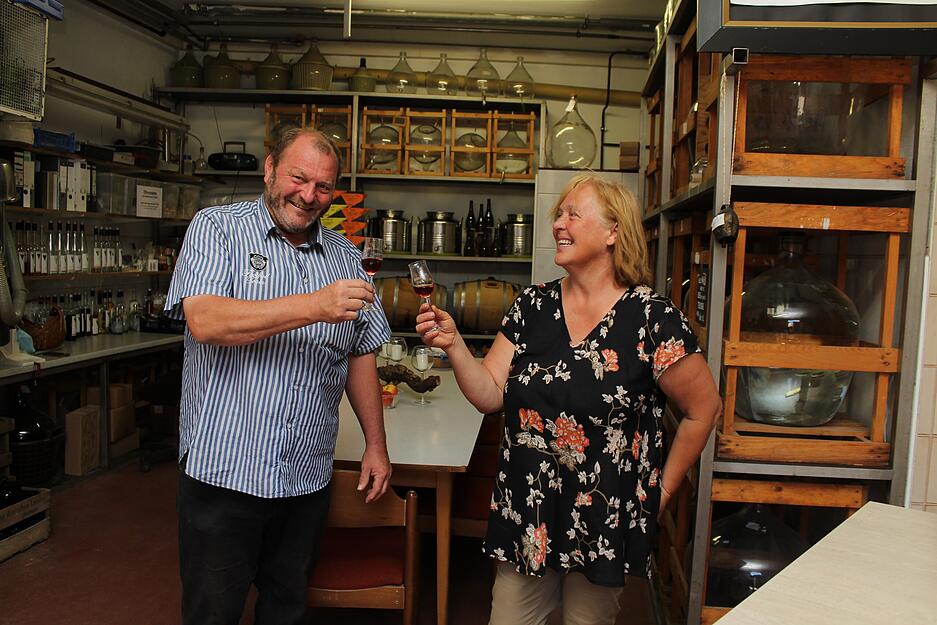 Zigarrenbr&auml;nde: Beate und Heiner Schiefer testen ihre geistreichen Produkte. Den rauchigen Titel haben sie gew&auml;hlt, um den bewussten Genuss zu verdeutlichen: Eine Zigarre schmaucht man ja auch nicht mal so nebenbei.
Fotos: J&ouml;rg K&uuml;hl