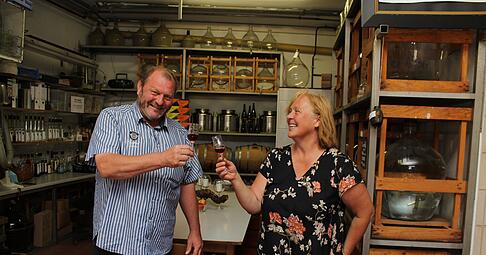 Zigarrenbr&auml;nde: Beate und Heiner Schiefer testen ihre geistreichen Produkte. Den rauchigen Titel haben sie gew&auml;hlt, um den bewussten Genuss zu verdeutlichen: Eine Zigarre schmaucht man ja auch nicht mal so nebenbei.
Fotos: J&ouml;rg K&uuml;hl