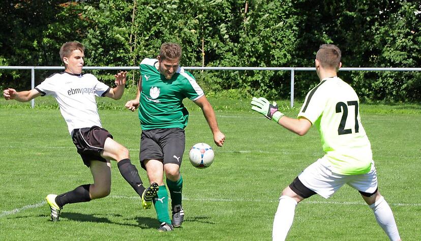 Der Zweiflinger Stefan Uhlmann (Mitte) wird von SGM-Spieler Lars Gebert (links) entscheidend gest&ouml;rt und vergibt so eine gute Gelegenheit.Foto: Alexander Bertok