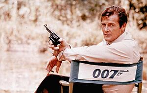 Roger Moore 1972 bei Dreharbeiten zum Film "James Bond 007 ? Leben und sterben lassen". Foto: AP