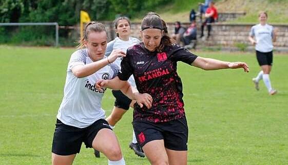 Leonie Uhl (rechts) läuft ihre Gegenspielerin ab.
Foto: Marc Schmerbeck
