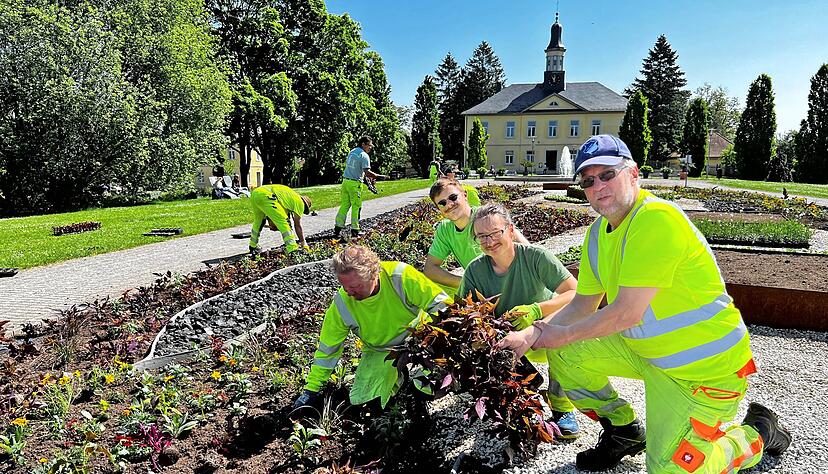 Andr&eacute; Kolb, stellvertretender Bauhofleiter, mit den Mitarbeitern Michael Zeh, Frederic Br&uuml;chmann und Rentner Michael Hockenberger (von links).
Foto: Ulrike Plapp-Schirmer