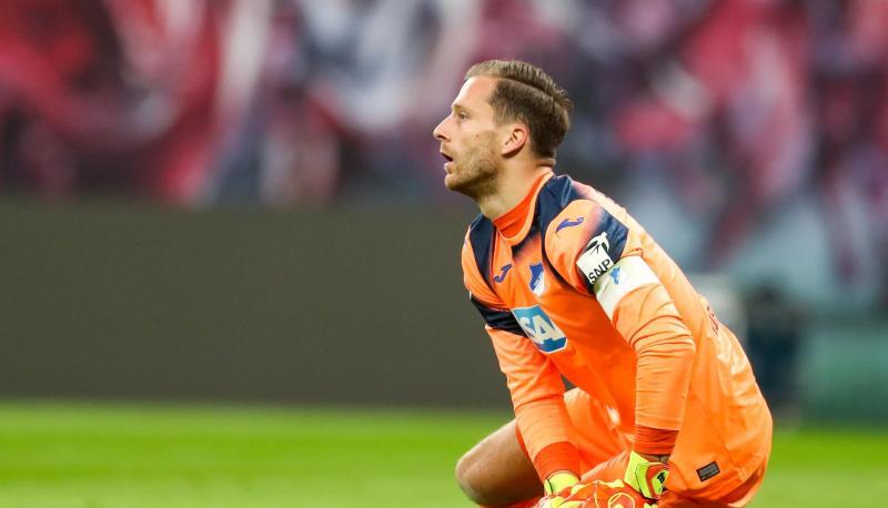 Hoffenheims Keeper Oliver Baumann hat sich am Knie verletzt.