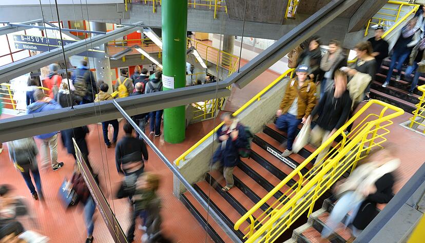 Studierende als potenzielle Kundengruppe: Werden auf dem Campus Vertr&auml;ge f&uuml;r Geldanlagen oder Versicherungen angeboten, sollte man skeptisch sein.