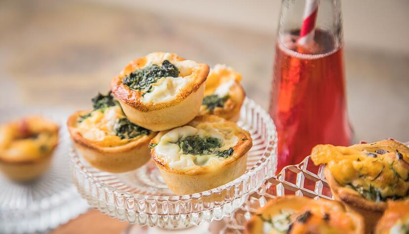 Eine Idee für einen Happen vorab: Quiche im Miniformat - zum Beispiel gefüllt mit Ei, Feta und Spinat.