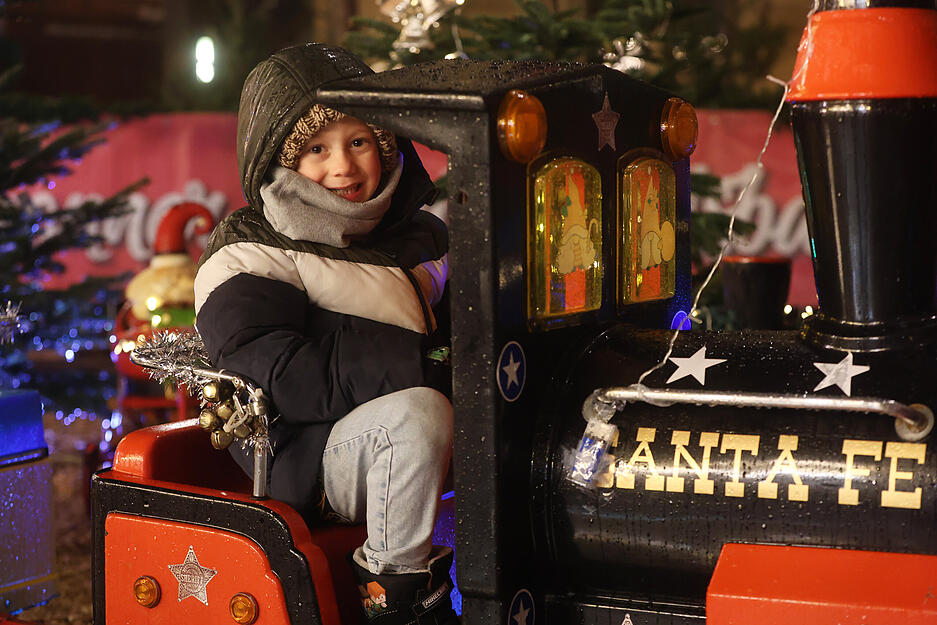 Neben dem üblichen Karussell gibt es für die kleinen Besucher des Weihnachtsmarkes auch eine Bahn zum Mitfahren. Neben dem üblichen Karussell gibt es für die kleinen Besucher des Weihnachtsmarkes auch eine Bahn zum Mitfahren.