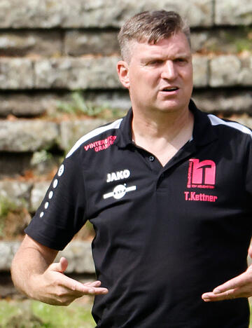 In den vergangenen beiden Jahren trainierte Thomas Kettner die Pink Ladies in der Regional- beziehungsweise Oberliga. Aktuell pausiert er.