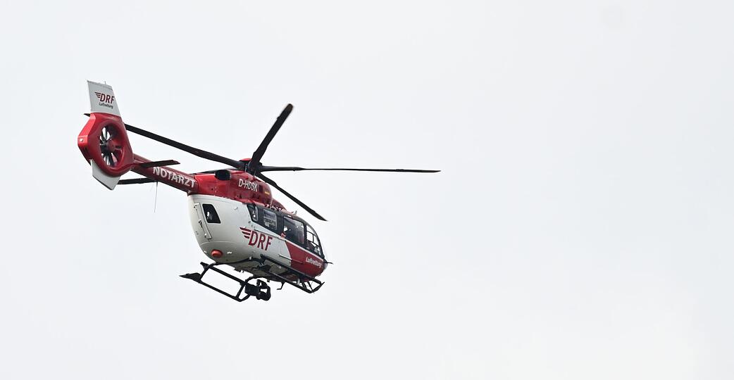 Einsatzkr&auml;fte bringen die Verletzten in eine Klinik. (Symbolbild)