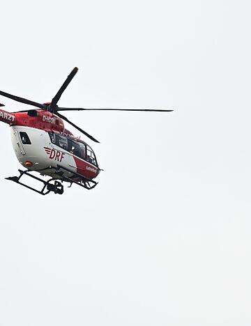 Einsatzkr&auml;fte bringen die Verletzten in eine Klinik. (Symbolbild)