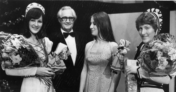 1974 - 1976. Elke Winkler
Die sechzehnj&auml;hrige Sch&uuml;lerin (links) aus Klingenberg wird beim K&auml;thchenball in der Harmonie f&uuml;r zwei Jahre zur Boschafterin der Stadt gek&uuml;rt.