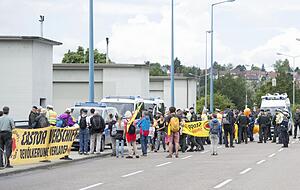 Atomkraft-Gegner und Polizisten beim ersten Castor-Transport auf der Otto-Konz-Br&uuml;cke in Heilbronn. Foto: Berger