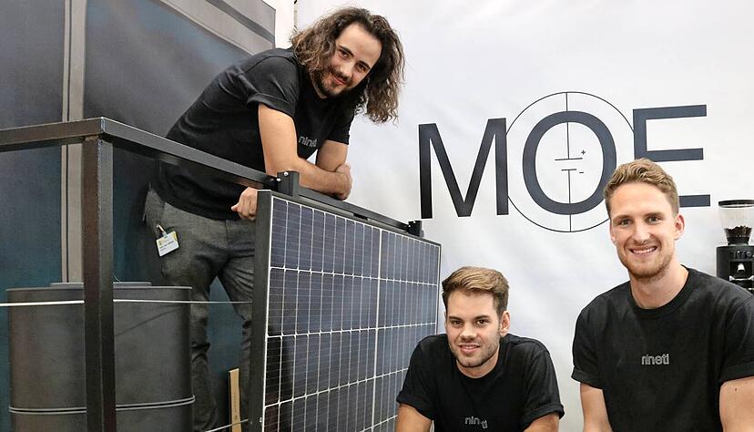 MOE heißt das stylische Balkonkraftwerk der Start-up-Firma Nineti aus Stuttgart mit Nemo und Nicco Fink sowie Tibor Hofmann (von links). Die Batteriespeicher sind abgerundet, geschlossen und stapelbar, dadurch gibt es keinen Kabelsalat.
Fotos: Ralf Reichert