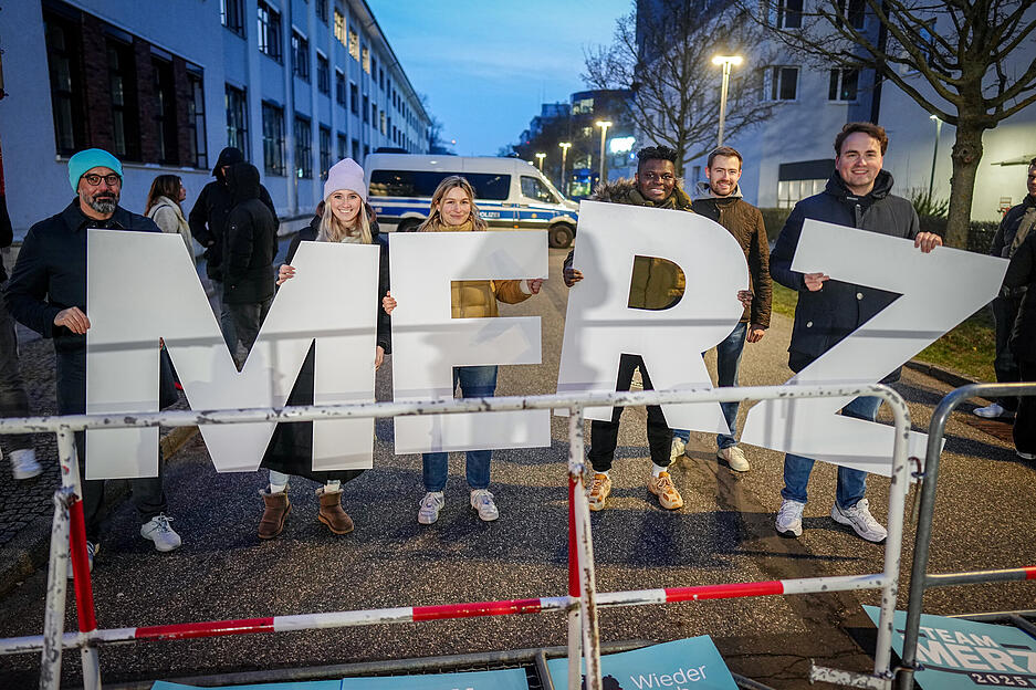 Anhänger des Unions-Kanzlerkandidaten und CDU Bundesvorsitzenden Merz warten mit Schildern vor dem TV-Duell von ARD und ZDF vor dem Studio auf die Teilnehmer. Anhänger des Unions-Kanzlerkandidaten und CDU Bundesvorsitzenden Merz warten mit Schildern vor dem TV-Duell von ARD und ZDF vor dem Studio auf die Teilnehmer.