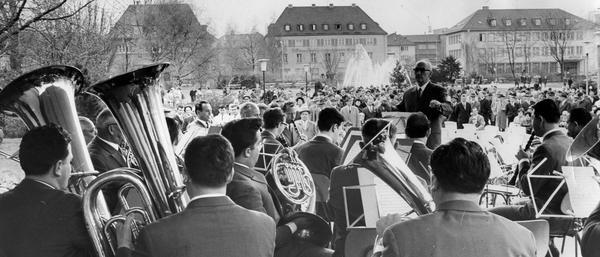 April 1966. Mit viel Begeisterung und Schwung musiziert am Ostersonntag die Heilbronner Stadtkapelle unter Karl Fürst im Stadtgarten.
