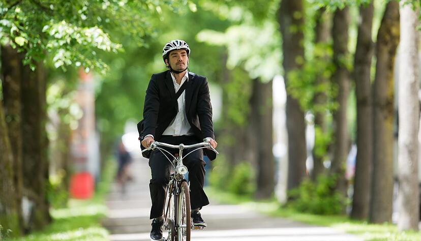 Ist gesund und schont die Umwelt: das Radfahren. Manche Arbeitgeber stellen ihren Beschäftigen das Zweitrad.