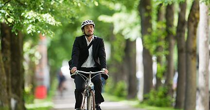 Ist gesund und schont die Umwelt: das Radfahren. Manche Arbeitgeber stellen ihren Beschäftigen das Zweitrad.