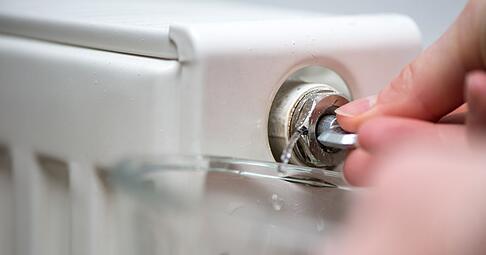 Wenn es gluckert oder die Heizkörper nicht gleichmäßig warm werden, sollte man sie entlüften. Wenn es gluckert oder die Heizkörper nicht gleichmäßig warm werden, sollte man sie entlüften.