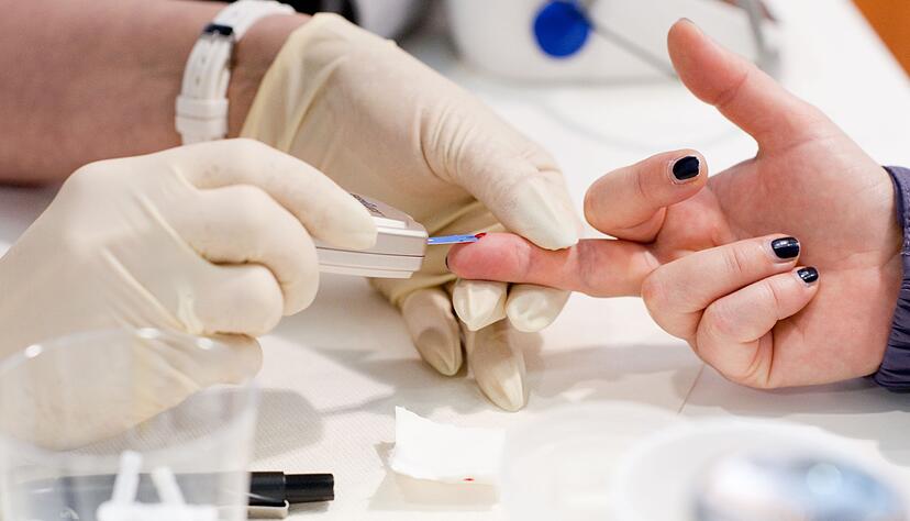 Tanzt der Blutzucker aus der Reihe? Der Gesundheits-Check-up in der Hausarztpraxis ist eine gute Gelegenheit, der Frage nachzugehen.