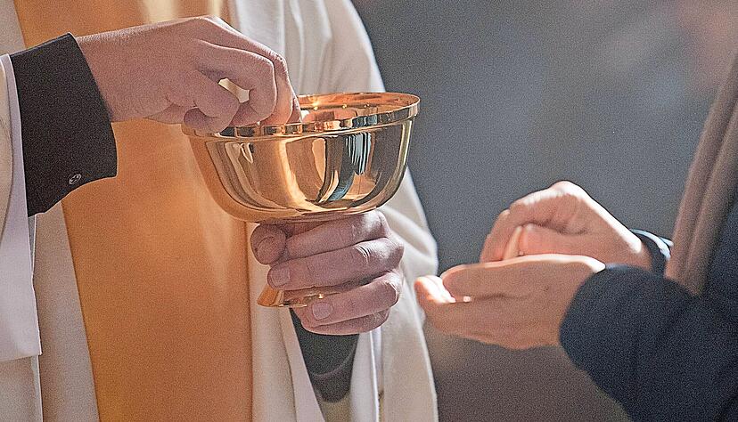 Ob Hostie oder Brot beim Abendmahl &ndash; auch Kommunion und Eucharistie genannt &ndash; gereicht werden, diese Frage beantworten Pfarrer unterschiedlich.