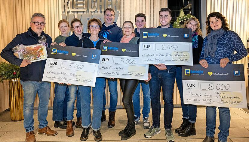 Steffen Ueltzhöfer (links) mit den Vertretern des Heilbronner Kinderschutzbundes, Hope for Children und der Paul-Meyle-Schule.
Foto: Christiana Kunz Steffen Ueltzhöfer (links) mit den Vertretern des Heilbronner Kinderschutzbundes, Hope for Children und der Paul-Meyle-Schule.
Foto: Christiana Kunz