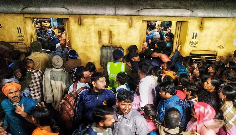 An einem Bahnhof in Neu-Delhi starben mehrere Menschen.