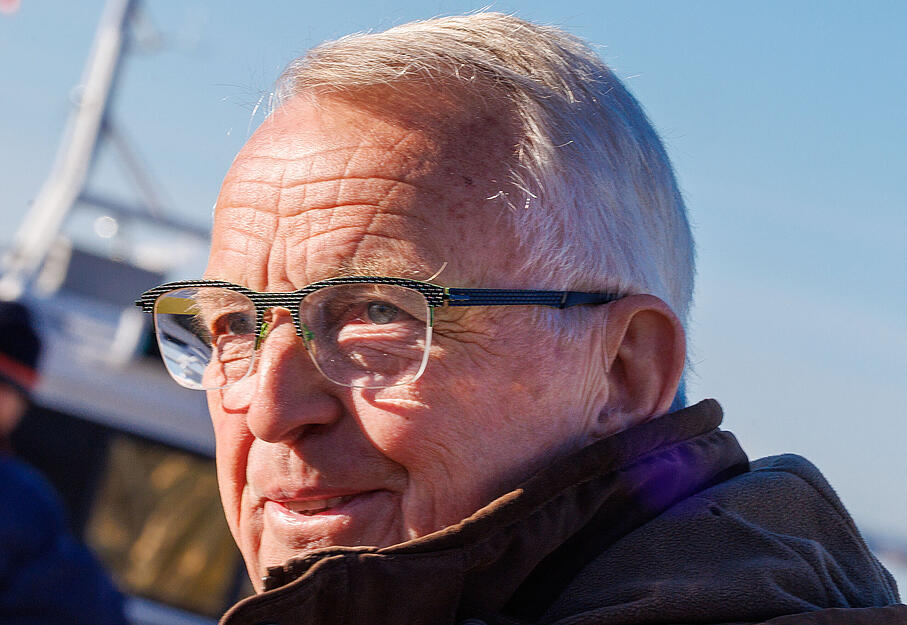 Till Backhaus (SPD), der Agrar-, Umwelt- und Klimaschutzminister von Mecklenburg-Vorpommern, hatte am Morgen vor einer Besprechung mit der privaten Initiative im Hafen auf der Insel Poel mit Medienvertretern gesprochen.