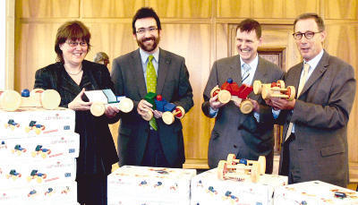 Freuen sich über Spielzeug und Geste: Kindergarten-Fachberaterin Sonja Fischer, Rotarier-Vorstandsmitglied Ulrich Brecht, Pfarrer Rainer Hinzen und Oberbürgermeister Helmut Himmelsbach. (Foto: Gerhard Schwinghammer)