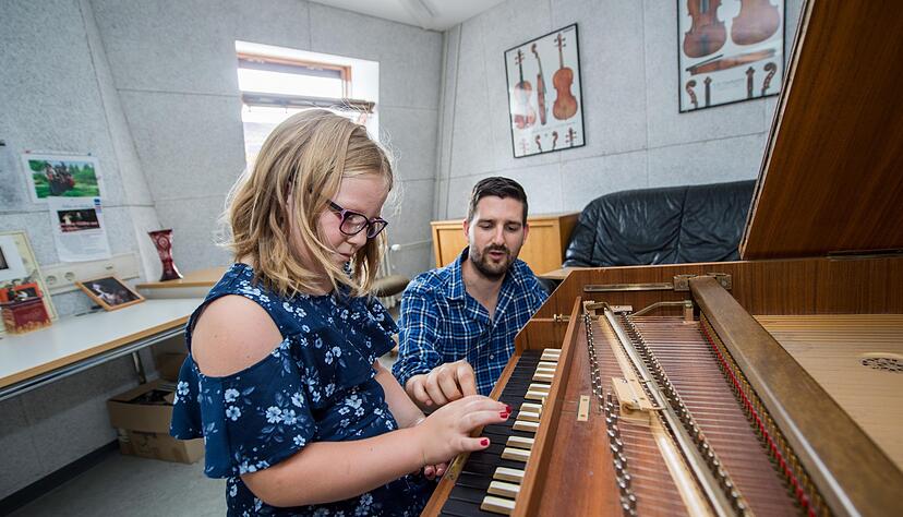 Es muss nicht immer das Klavier sein:  Cembalolehrer Guzman Nieto Alvaro hilft Charlotte beim richtigen Anschlag.