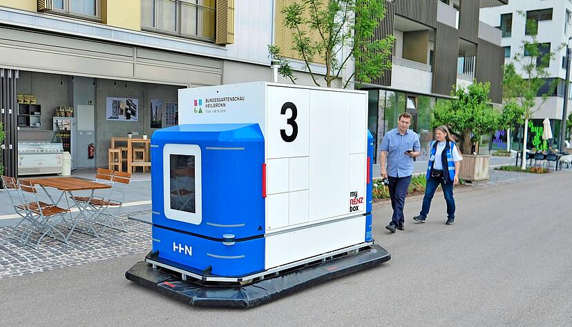 Die selbstfahrende Paketbox wird auf ihrem Weg durch den Neckarbogen ständig überwacht. Noch ist sie namenlos. Unsere Leser können das ändern.
Foto: Dennis Mugler Die selbstfahrende Paketbox wird auf ihrem Weg durch den Neckarbogen ständig überwacht. Noch ist sie namenlos. Unsere Leser können das ändern.
Foto: Dennis Mugler