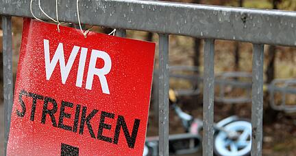 Weil Verdi die Erzieher zu Warnstreiks aufgerufen hat, können viele Kitas nur einen Notbetrieb anbieten. Weil Verdi die Erzieher zu Warnstreiks aufgerufen hat, können viele Kitas nur einen Notbetrieb anbieten.