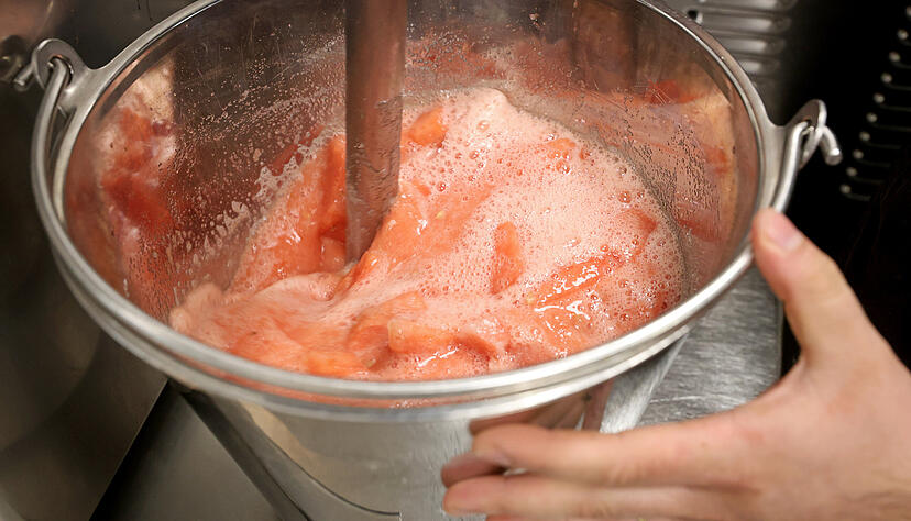 Frische Melone und etwas Zucker - so entsteht das fruchtige Eis.