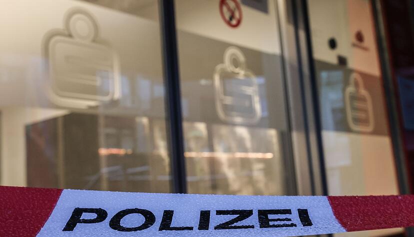 Ein Absperrband der Polizei hängt vor der Filiale der Sparkasse, deren Schließfächer ausgeräumt wurden Ein Absperrband der Polizei hängt vor der Filiale der Sparkasse, deren Schließfächer ausgeräumt wurden