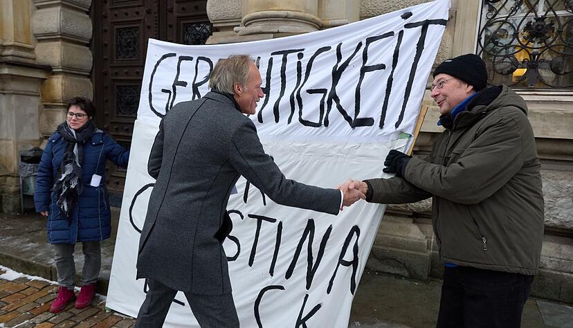 Der angeklagte Ex-Sportmoderator Gerhard Delling begr&uuml;&szlig;t Unterst&uuml;tzer seiner Lebensgef&auml;hrtin Christina Block.