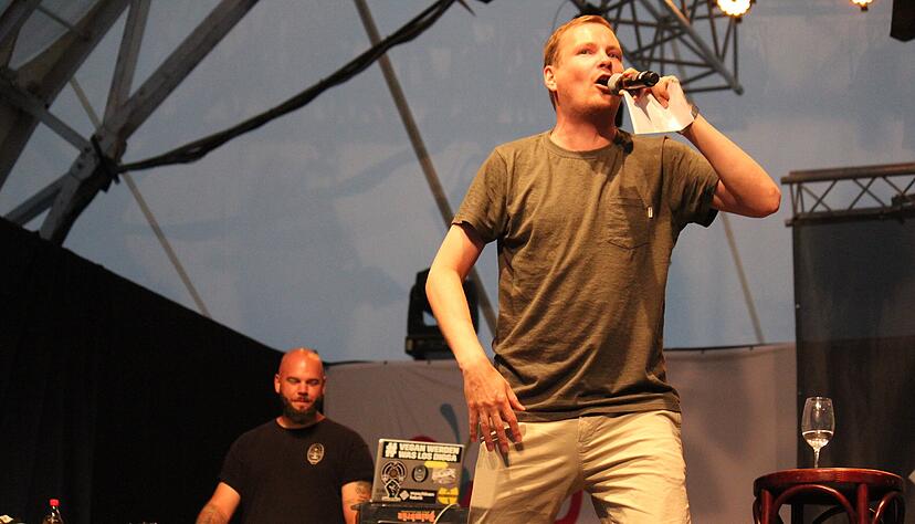 Jakob Schwerdtfeger &uuml;berzeugt mit seinem Free-Style-Rap mit Begriffen aus dem Publikum. Im Hintergrund unterst&uuml;tzt ihn DJ Gorilla.
Foto: Susanne Schwarzb&uuml;rger