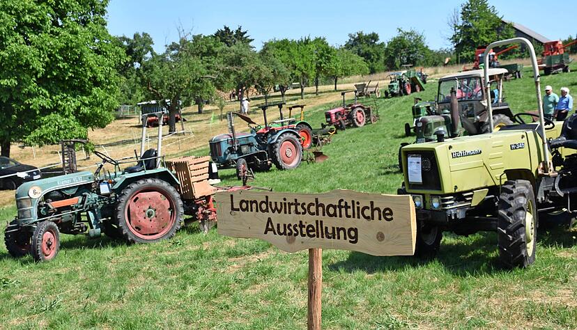 Bei der Landwirtschaftsausstellung gibt es Traktoren aus verschiedenen Jahrzehnten zu bestaunen. Zudem gibt es eine Oldtimer- und eine Mopedausstellung. Bei der Landwirtschaftsausstellung gibt es Traktoren aus verschiedenen Jahrzehnten zu bestaunen. Zudem gibt es eine Oldtimer- und eine Mopedausstellung.