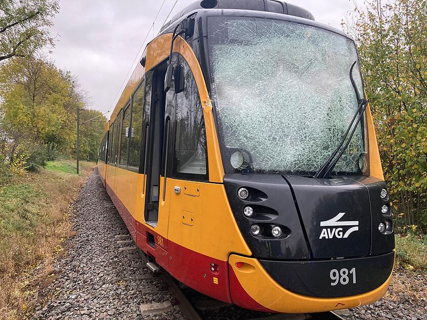 Bei dem Unfall zog sich eine Person, offenbar der Fahrer, leichte Verletzungen zu.