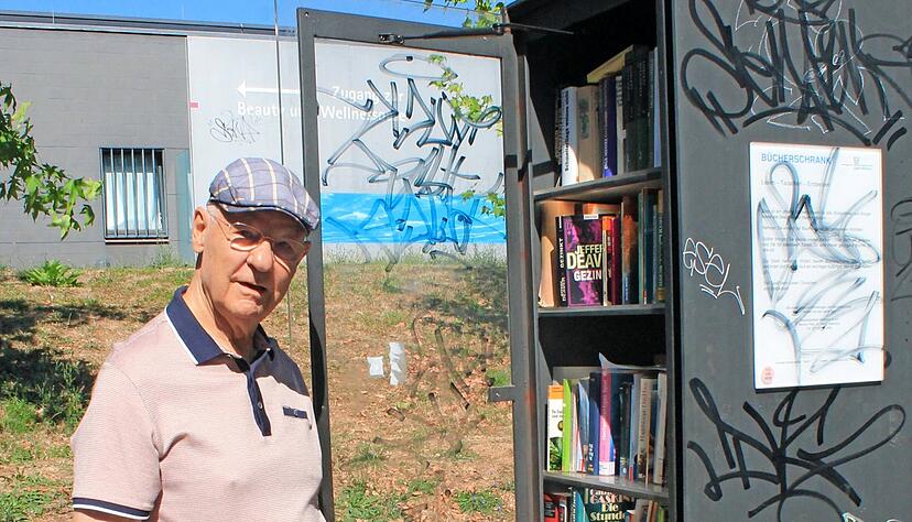 Seit sechs Jahren stellt Ulrich Wagner seine Zeitungsausgabe in einem Bücherschrank zur Verfügung − nach spätestens einer Stunde ist sie weg. Seit sechs Jahren stellt Ulrich Wagner seine Zeitungsausgabe in einem Bücherschrank zur Verfügung − nach spätestens einer Stunde ist sie weg.