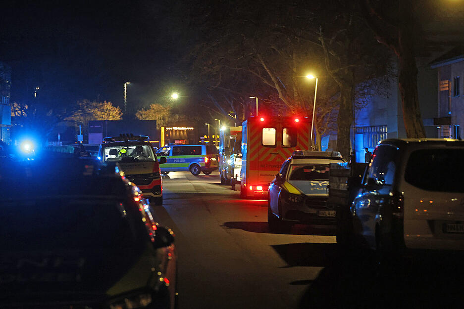 Dort seien zwei Männer durch Schüsse tödlich und ein Mann lebensgefährlich verletzt worden.