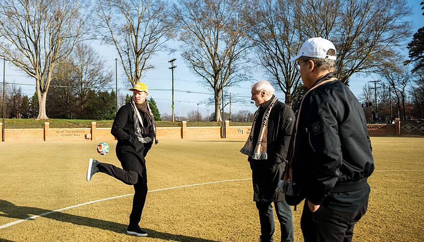Julian Nagelsmann (l) kickt mit einem kleinen WM-Ball im WM-Quartier der Nationalmannschaft. Julian Nagelsmann (l) kickt mit einem kleinen WM-Ball im WM-Quartier der Nationalmannschaft.