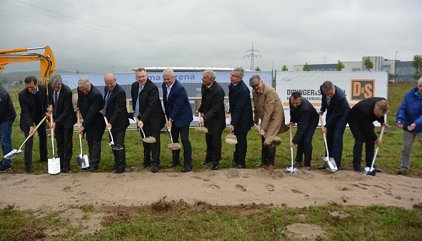 Dietmar Hopp (Mitte) beim Spatenstich f&uuml;r die neue Klima-Arena, unweit der Rhein-Neckar-Arena in Sinsheim. Rechts neben ihm der baden-w&uuml;rttembergische Innenminister Thomas Strobl. Foto: Ulrike Plapp-Schirmer