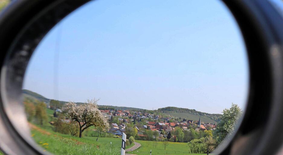 Auch durch den R&uuml;ckspiegel betrachtet, macht der luftig-duftige Fr&uuml;hling gute Laune. Kein W&ouml;lkchen ist am blauen Himmel zu sehen.