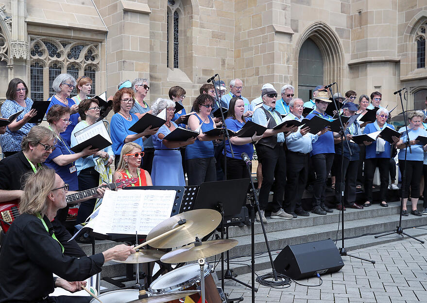 Auf der Treppe der Kilianskirche singt der Projektchor des Chorverbands Schwarzwald-Baar-Heuberg Auf der Treppe der Kilianskirche singt der Projektchor des Chorverbands Schwarzwald-Baar-Heuberg