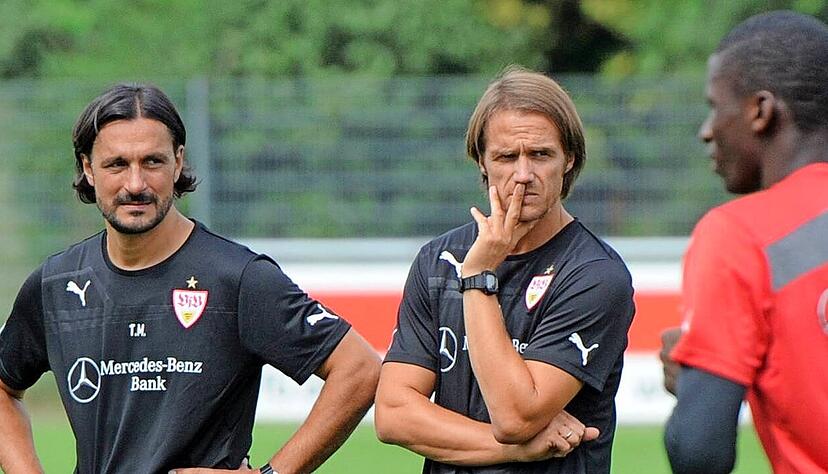 So war das im August 2013: Tomislav Maric (links) als Co-Trainer des neuen VfB-Trainers Thomas Schneider (Mitte). Der mittlerweile 51-jährige Heilbronner hat einst den Lehrgang zum Fußballlehrer in Köln mit Sebastian Hoeneß absolviert. So war das im August 2013: Tomislav Maric (links) als Co-Trainer des neuen VfB-Trainers Thomas Schneider (Mitte). Der mittlerweile 51-jährige Heilbronner hat einst den Lehrgang zum Fußballlehrer in Köln mit Sebastian Hoeneß absolviert.
