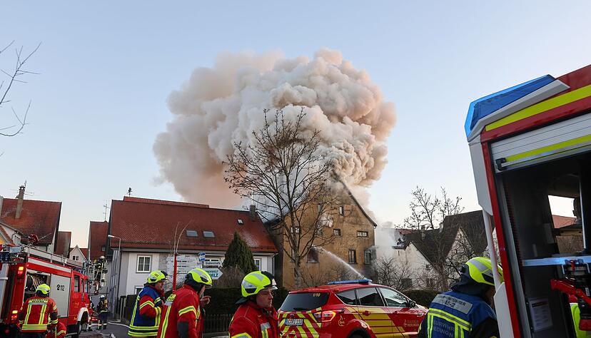 Eine gro&szlig;e Rauchwolke steigt &uuml;ber der Riedlinger Altstadt auf.